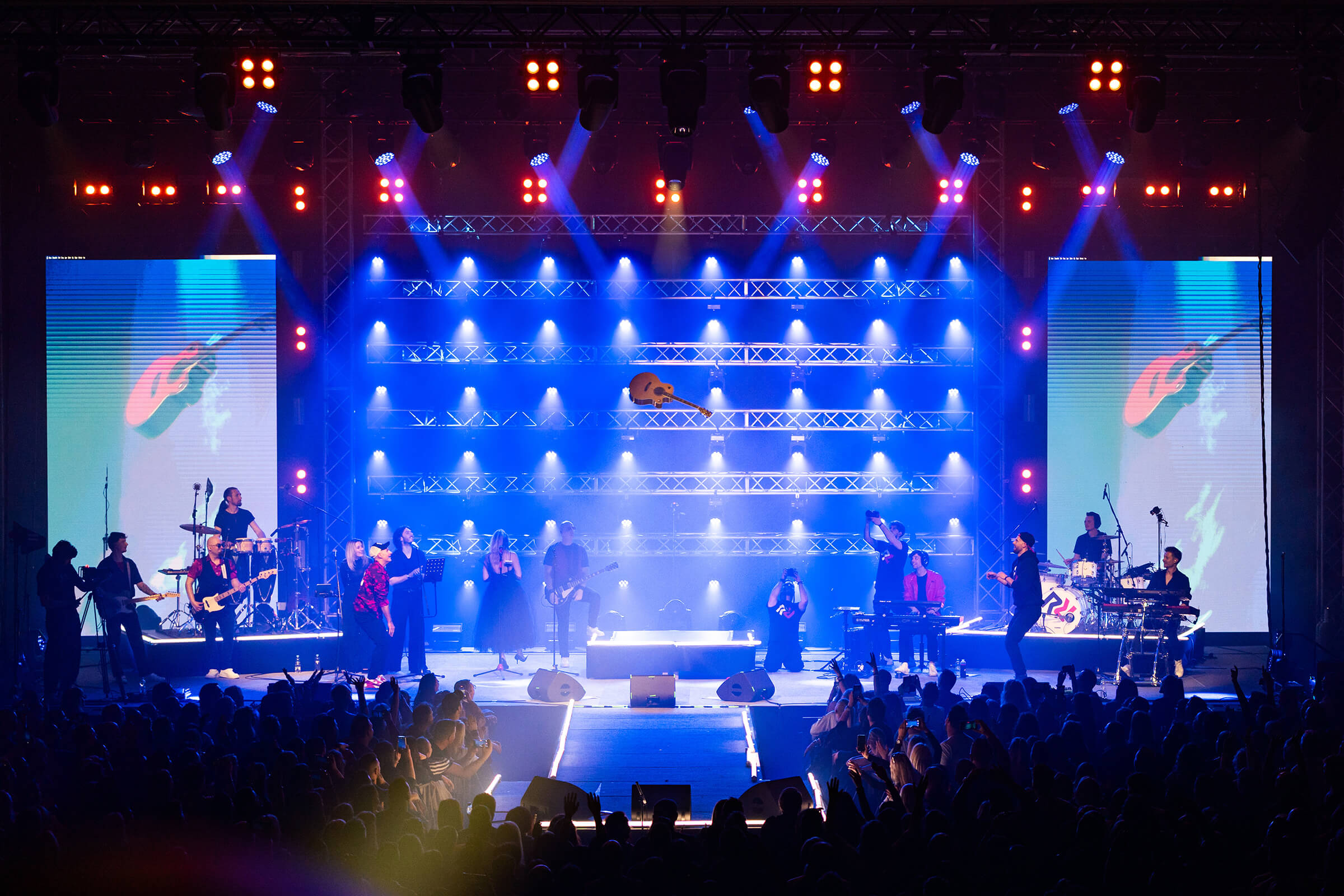 Stage guitar toss, Flirrt, Tabor, Maribor, Photo Marko Alpner
