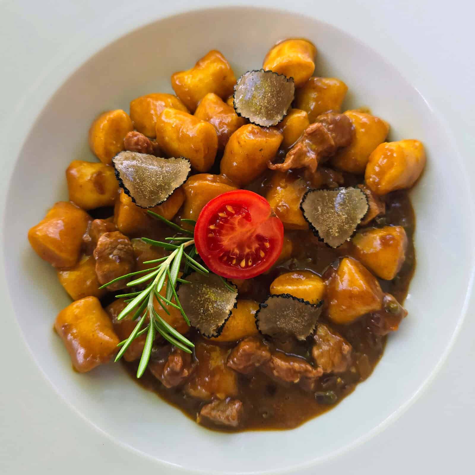 Gnocchi with beef slices, green pepper and black tartufo